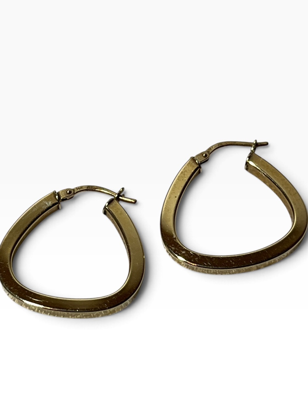 Italy 14K Gold Triangle Hoop Earrings
Strong clasps
Tube design
